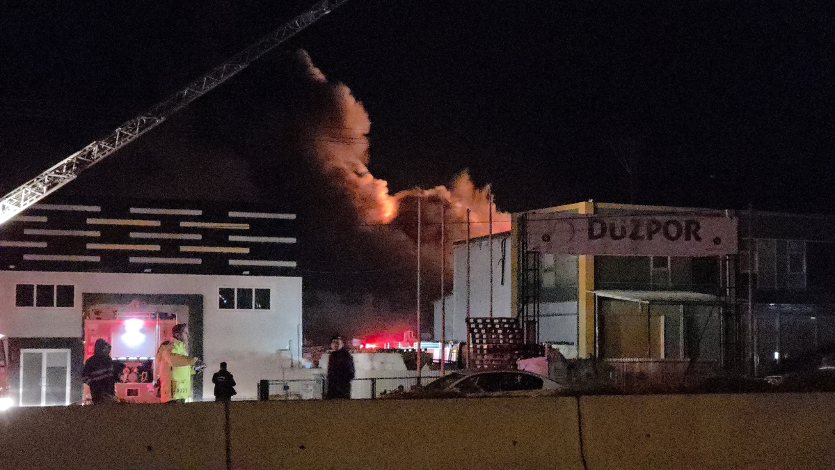 Strafor fabrikasında büyük yangın; Sakarya'dan ekipler sevk edildi