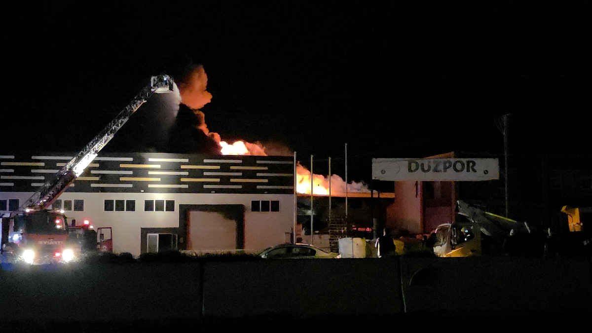 Strafor fabrikasında büyük yangın; Sakarya'dan ekipler sevk edildi