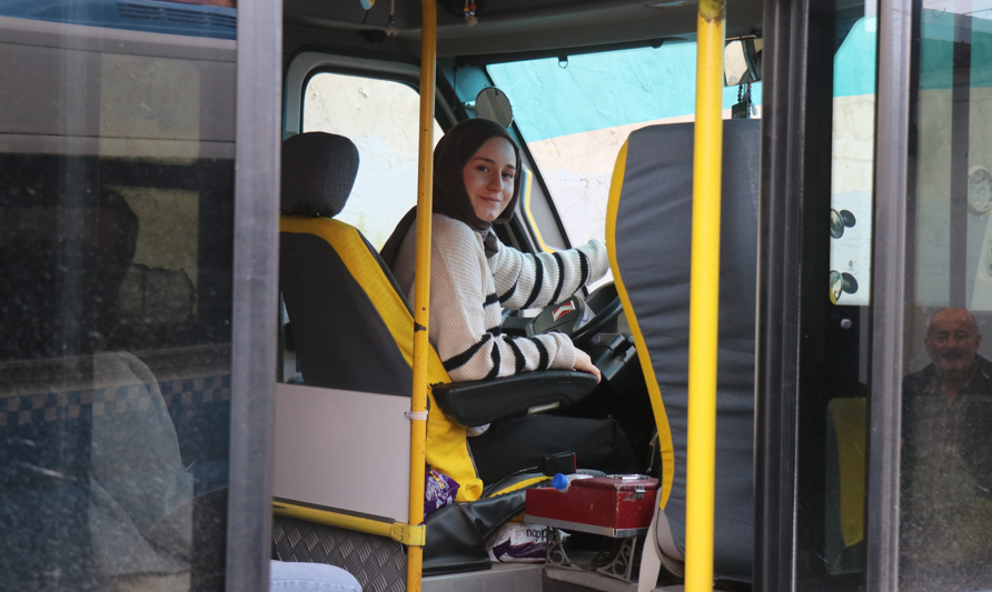 Ebelik öğrencisi dolmuş şoförlüğü yapıyor