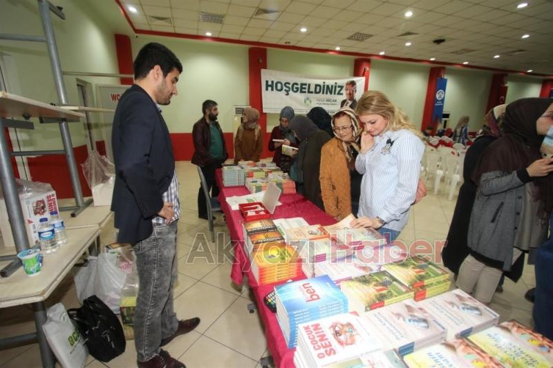 EĞİTİMCİ YAZAR ALİŞAN KAPAKLIKAYA AKYAZI’DA GÖNÜLLERE TAHT KURDU