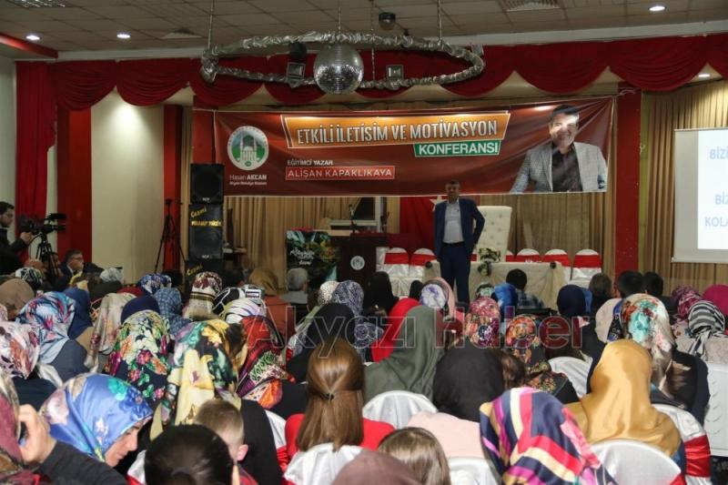 EĞİTİMCİ YAZAR ALİŞAN KAPAKLIKAYA AKYAZI’DA GÖNÜLLERE TAHT KURDU