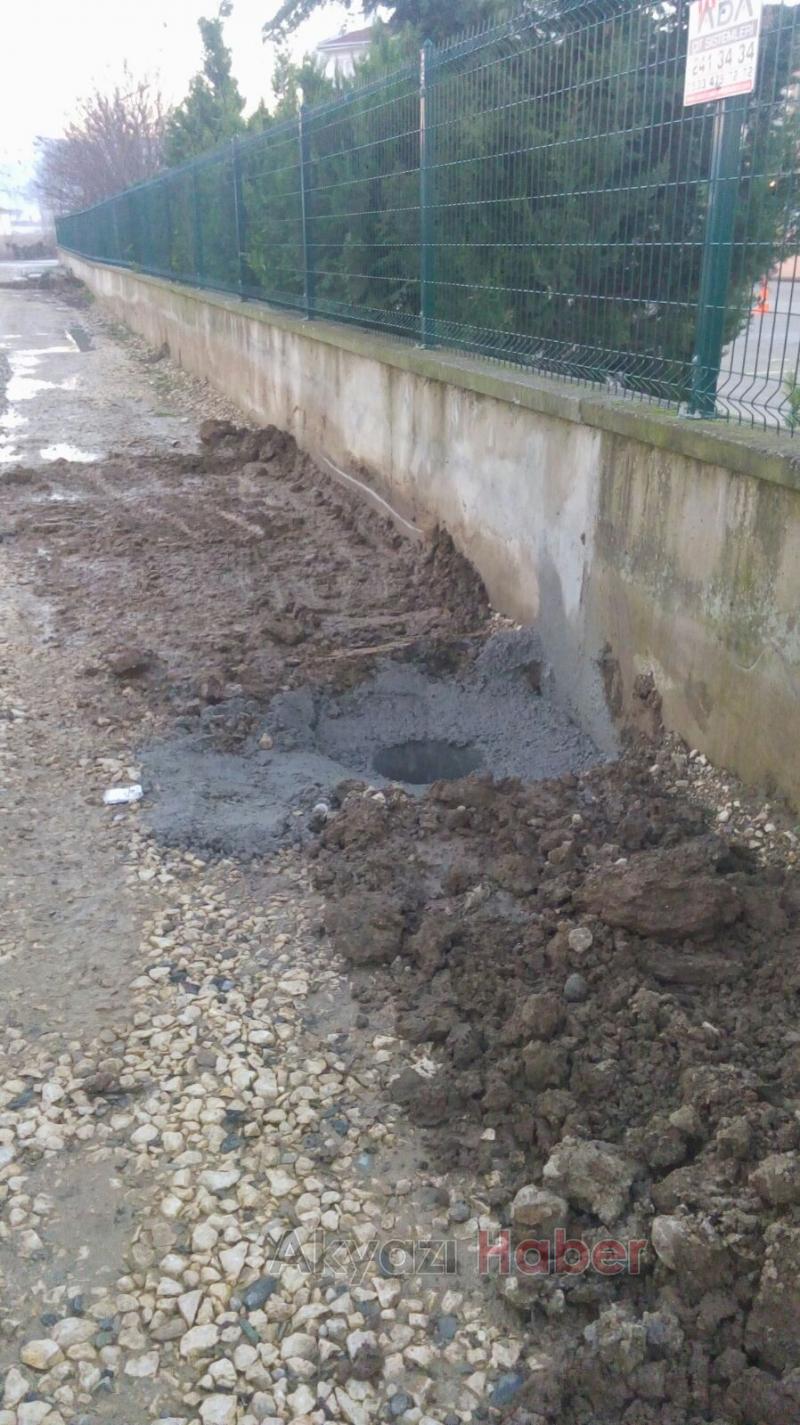 Elektrik Direği için Açılan Çukura Velilerden Tepki