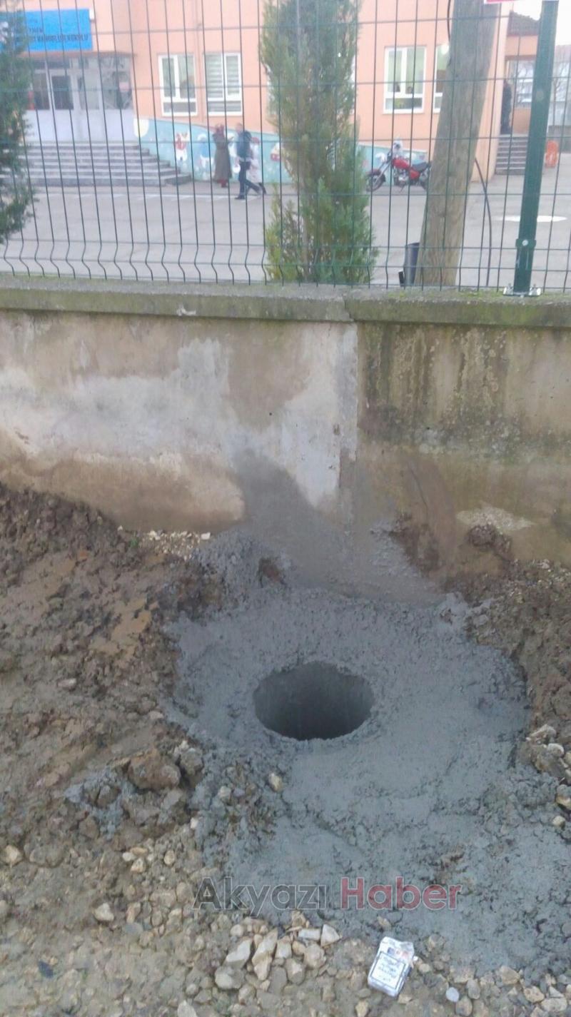 Elektrik Direği için Açılan Çukura Velilerden Tepki