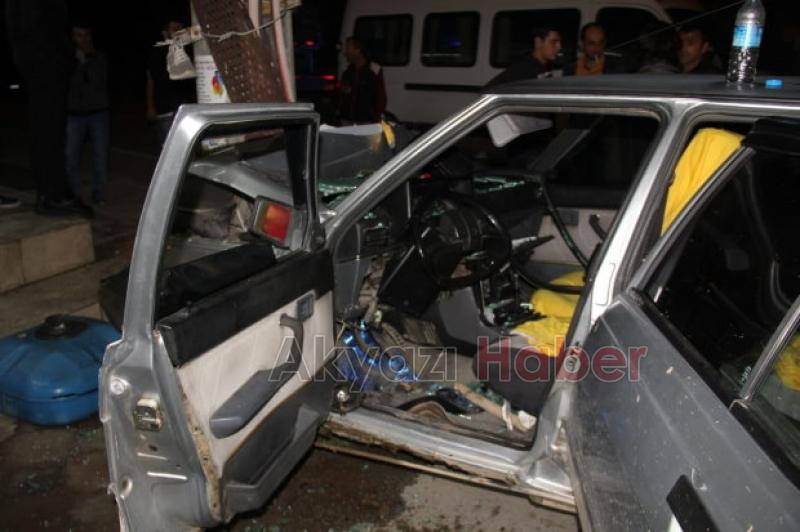 Elektrik direğine çarptı araç içinde sıkıştı 