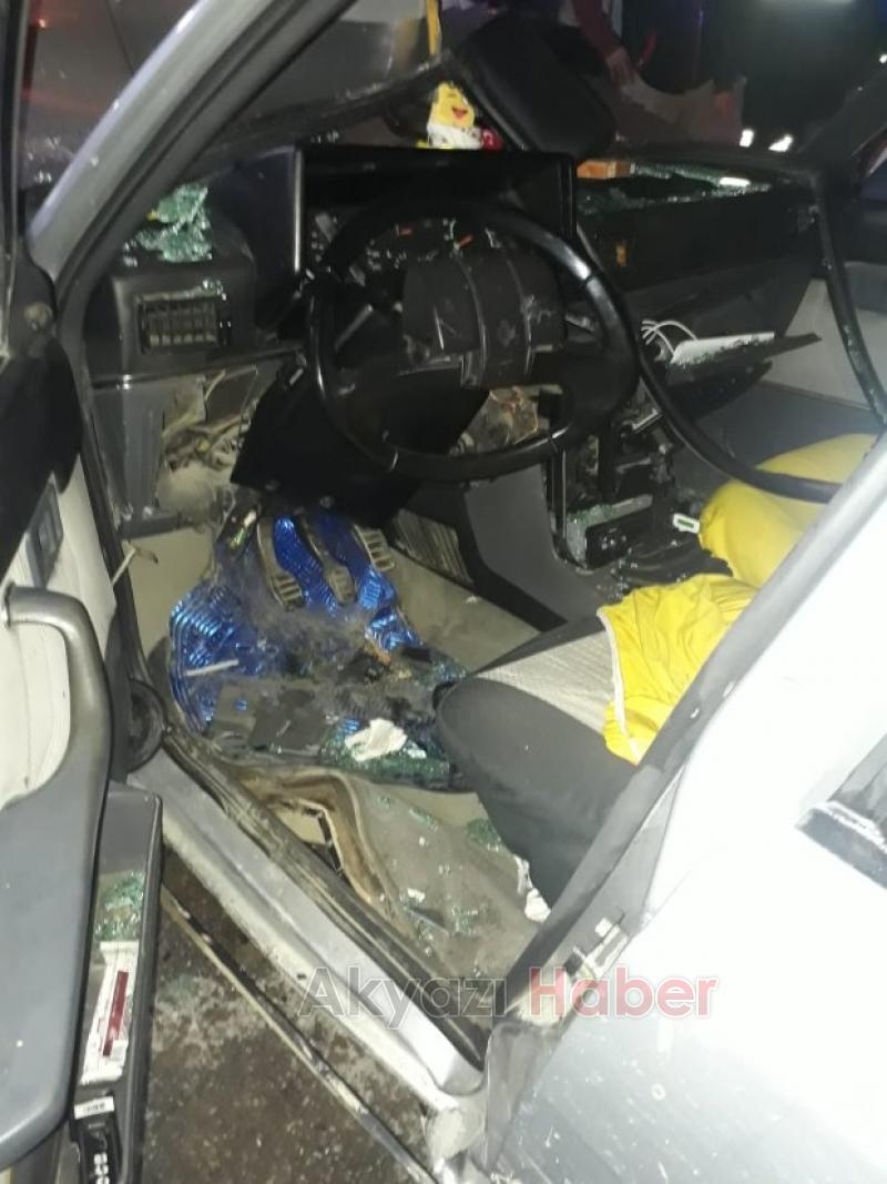 Elektrik direğine çarptı araç içinde sıkıştı 