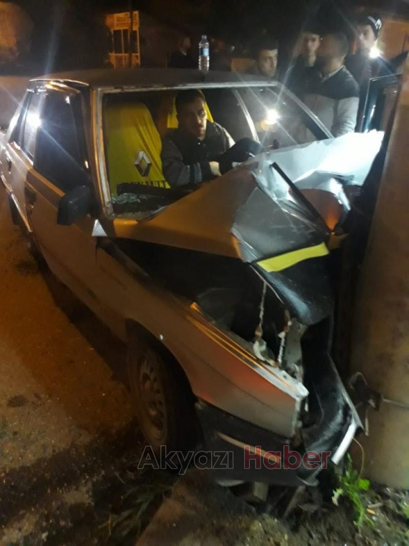 Elektrik direğine çarptı araç içinde sıkıştı 