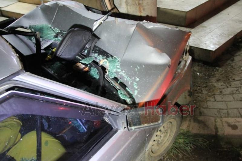 Elektrik direğine çarptı araç içinde sıkıştı 