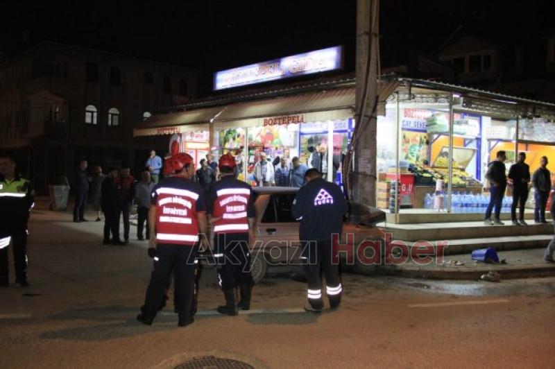 Elektrik direğine çarptı araç içinde sıkıştı 