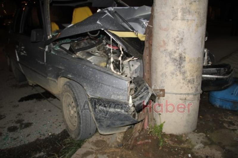 Elektrik direğine çarptı araç içinde sıkıştı 