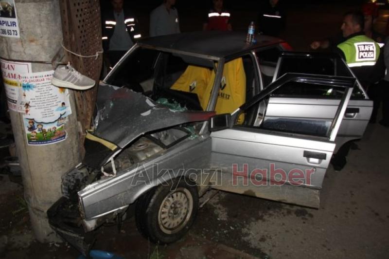 Elektrik direğine çarptı araç içinde sıkıştı 