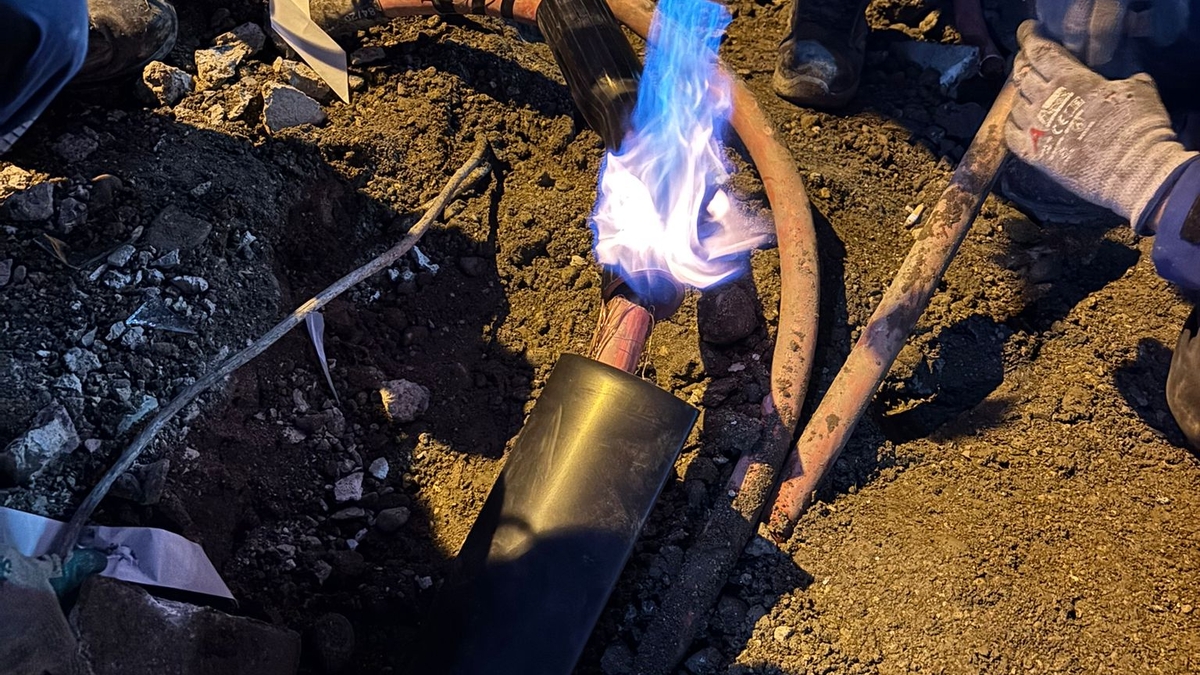 Elektrik kablosunu kopardılar 2 mahalle elektriksiz kaldı