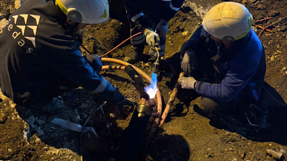 Elektrik kablosunu kopardılar 2 mahalle elektriksiz kaldı