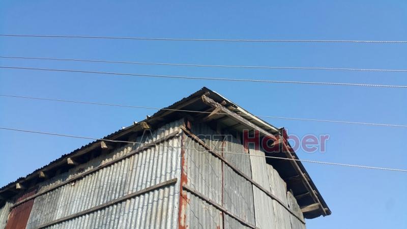 ELEKTRİK TELLERİ TEHLİKE SAÇIYOR