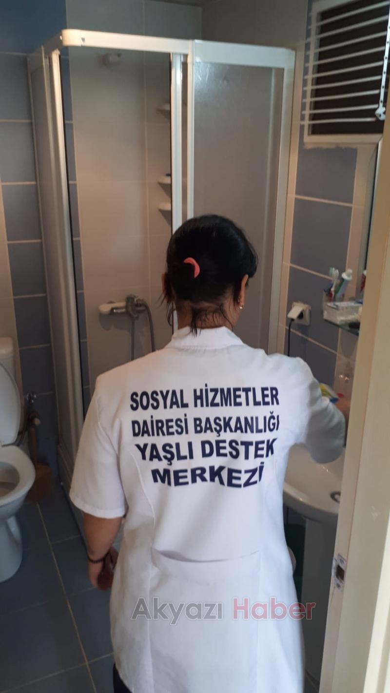 Eli öpülesi yaşlılara destek Büyükşehirden