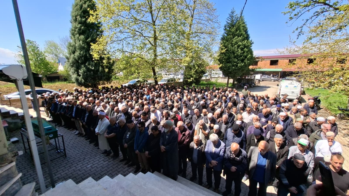 Emine Budinli Toprağa  Verildi