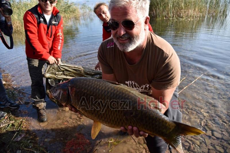 En büyük sazanı yakalamak için yarıştılar