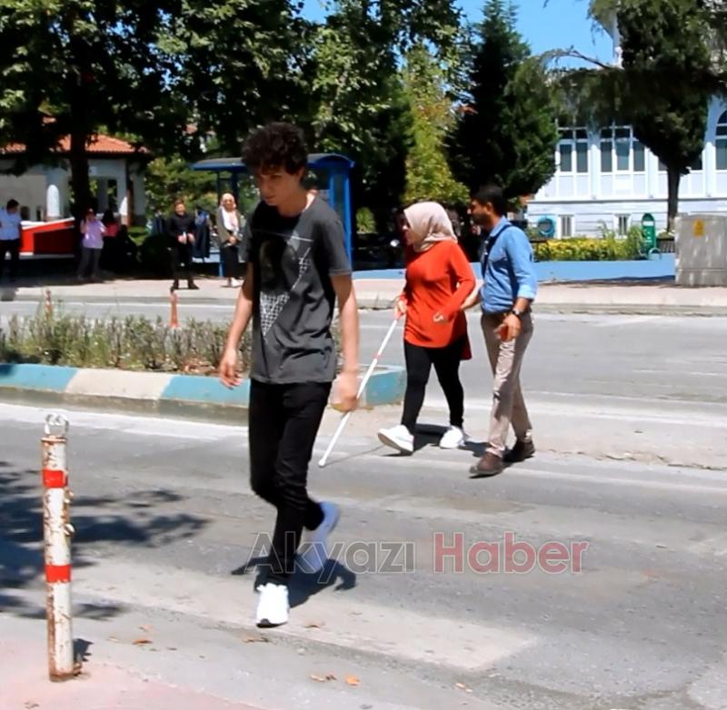 Engelli Vatandaşa Yardım Etti