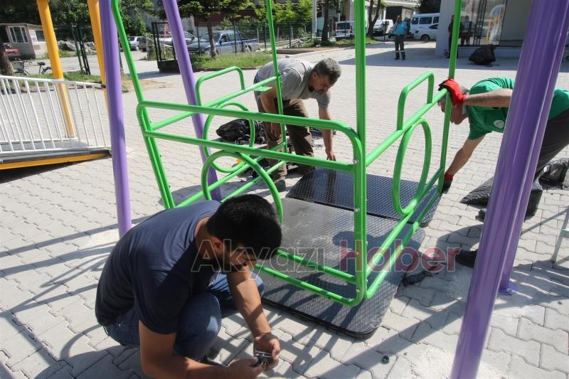 ENGELSiZ PARK’TA OYUN GURUPLARI MONTAJI GERÇEKLEŞTi