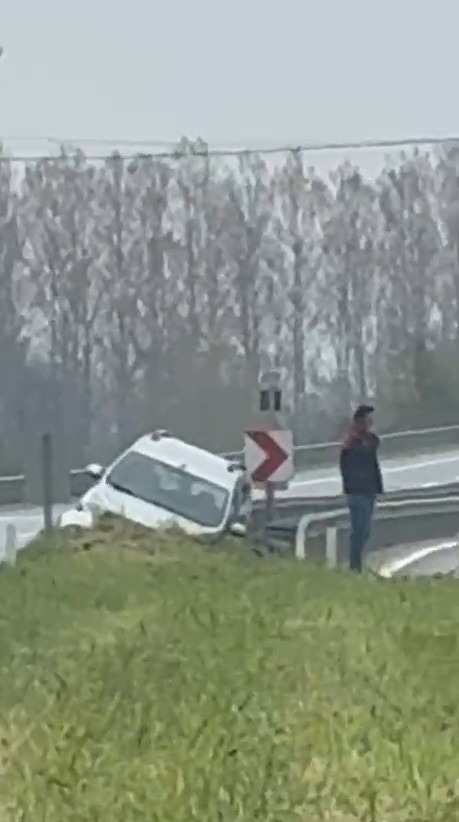 Erdoğdu'da kaza; Araç bariyerlere girdi