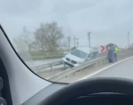 Erdoğdu'da kaza; Araç bariyerlere girdi