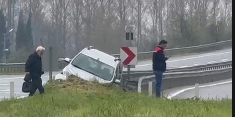 Erdoğdu'da kaza; Araç bariyerlere girdi