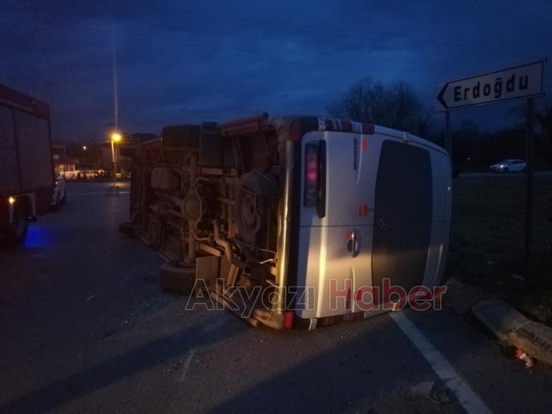 Servis minibüsleri çarpıştı