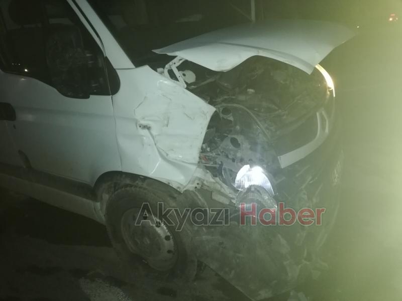 Servis minibüsleri çarpıştı