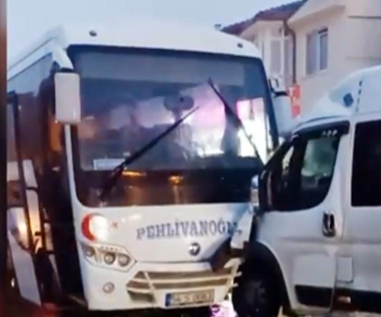Erenler’de işçi servisleri kafa kafaya çarpıştı: 11 yaralı