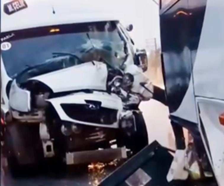 Erenler’de işçi servisleri kafa kafaya çarpıştı: 11 yaralı