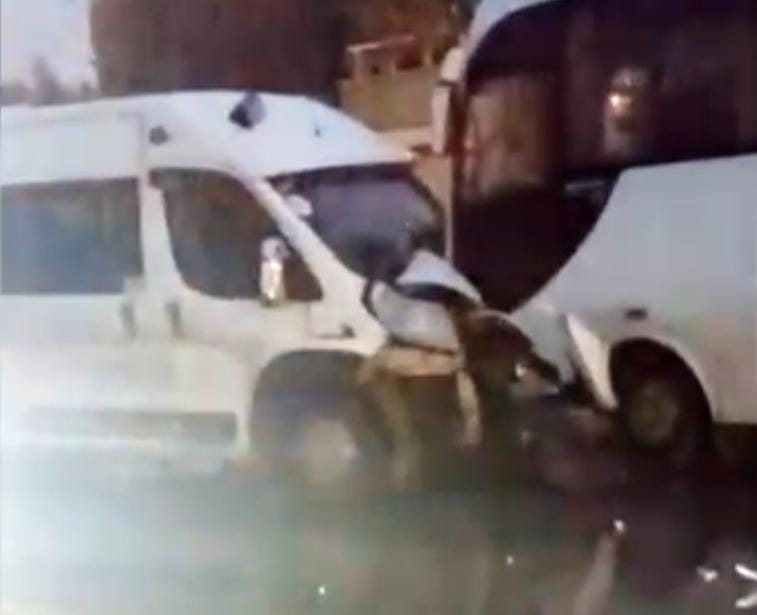 Erenler’de işçi servisleri kafa kafaya çarpıştı: 11 yaralı