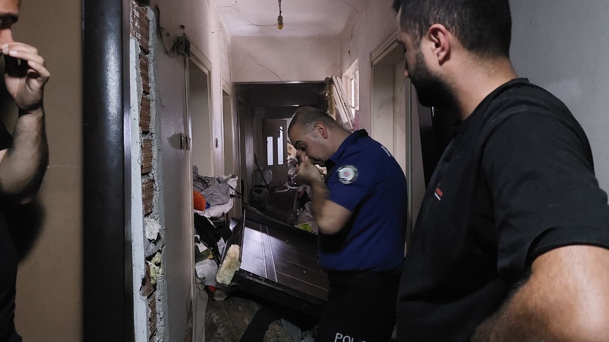 Esrarengiz olay; Kayıp kadın ihbarına giden ekipler çöp evle karşılaştı