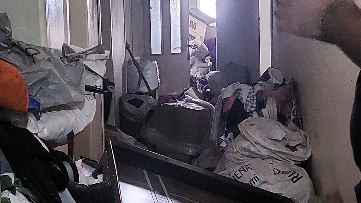 Esrarengiz olay; Kayıp kadın ihbarına giden ekipler çöp evle karşılaştı