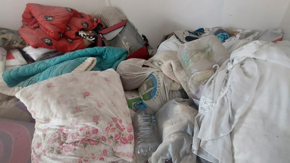 Esrarengiz olay; Kayıp kadın ihbarına giden ekipler çöp evle karşılaştı