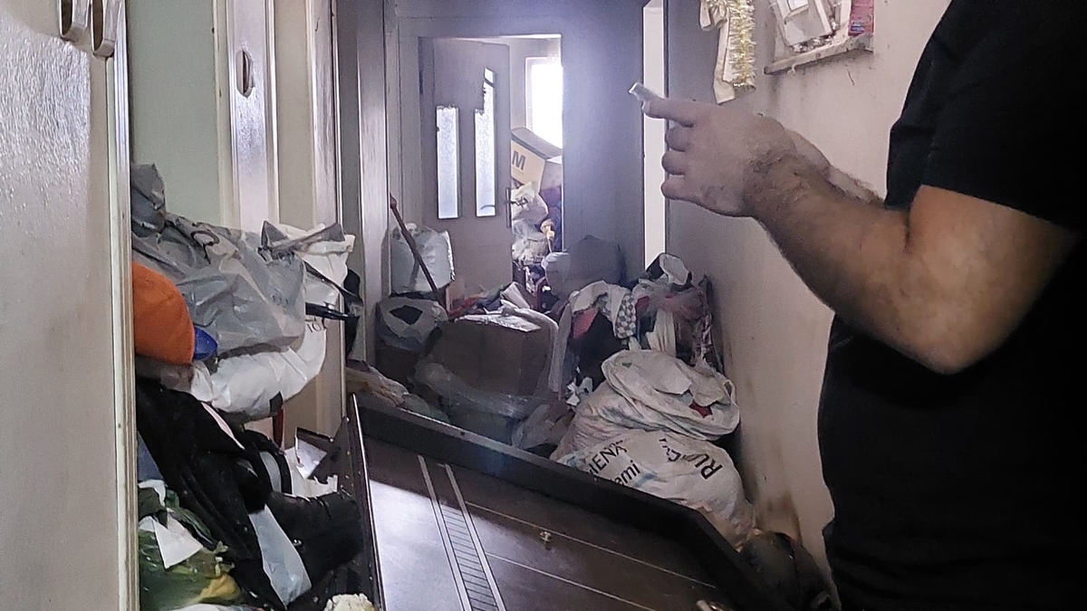 Esrarengiz olay; Kayıp kadın ihbarına giden ekipler çöp evle karşılaştı
