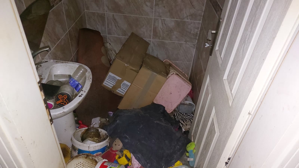 Esrarengiz olay; Kayıp kadın ihbarına giden ekipler çöp evle karşılaştı