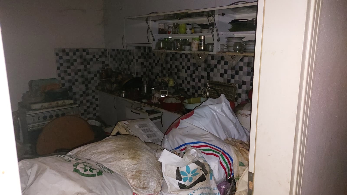 Esrarengiz olay; Kayıp kadın ihbarına giden ekipler çöp evle karşılaştı