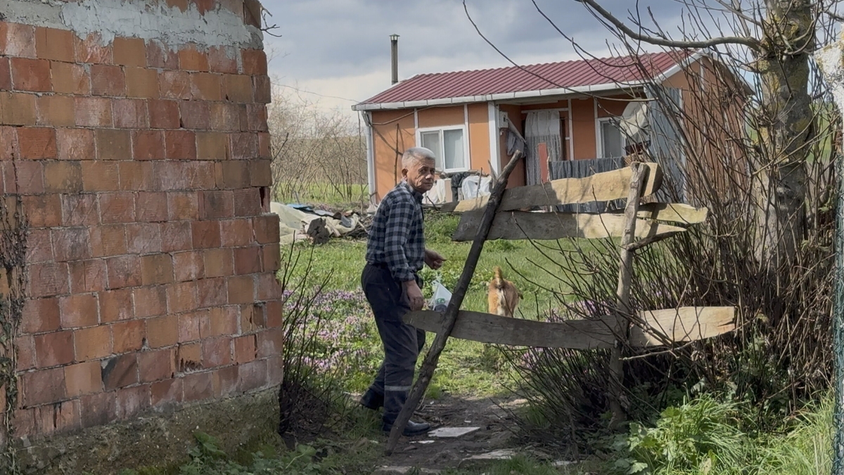 Ev var yol yok: 10 yıldır tarladan yürüyor