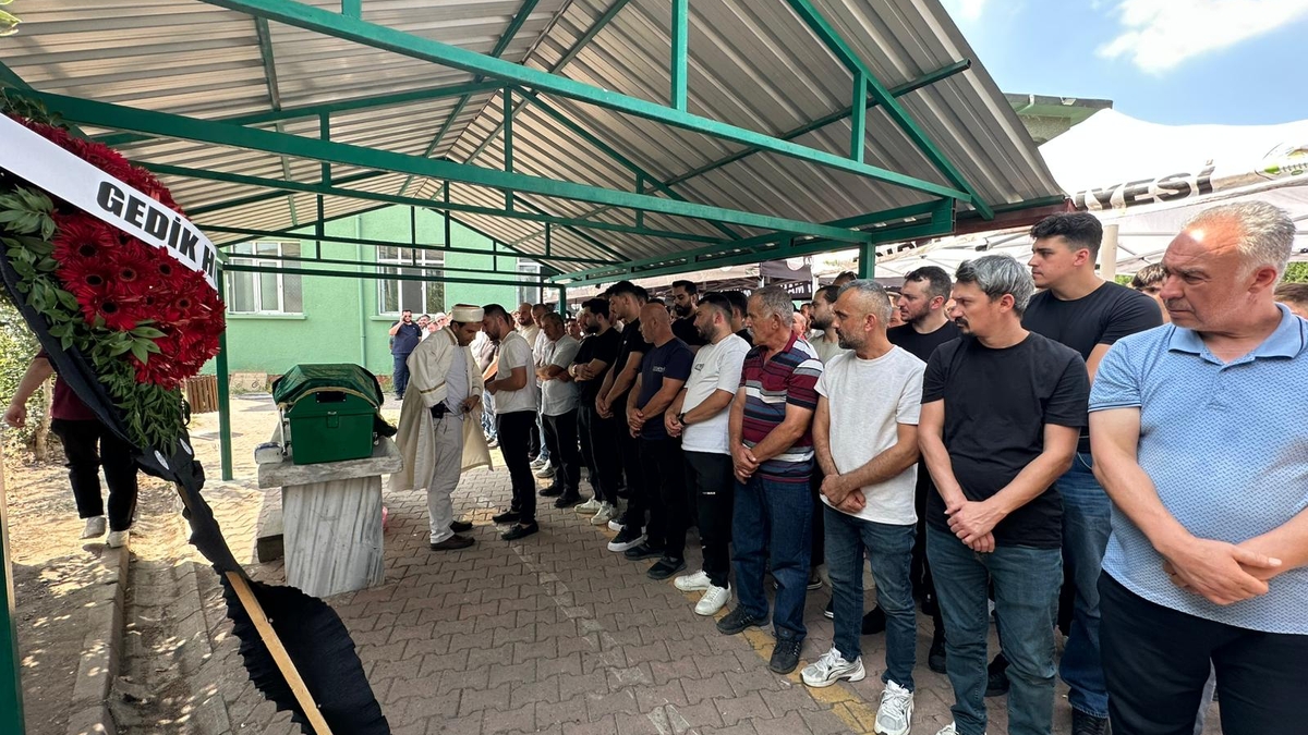 Evde silahla vurulmuş halde bulunan genç toprağa verildi