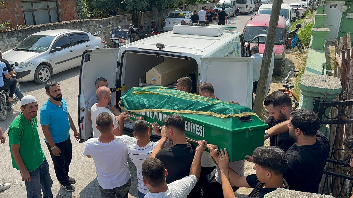 Evde silahla vurulmuş halde bulunan genç toprağa verildi