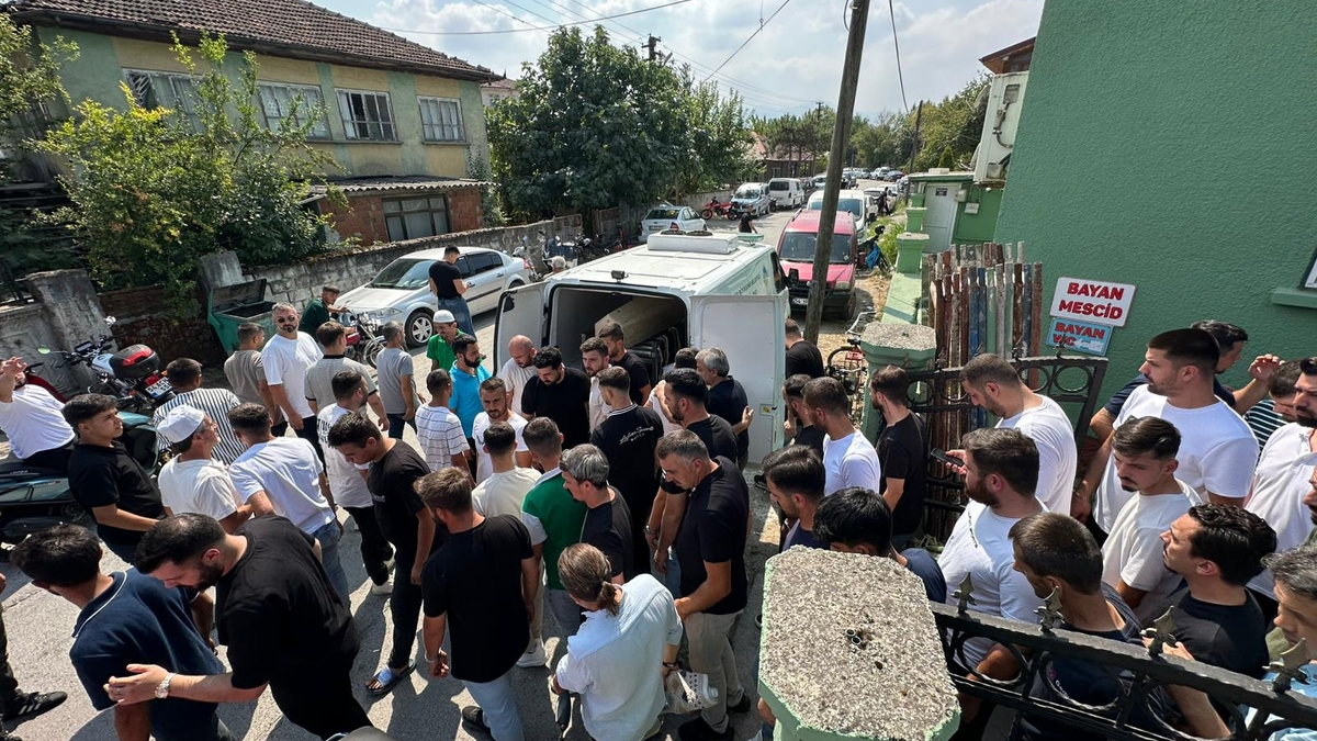 Evde silahla vurulmuş halde bulunan genç toprağa verildi