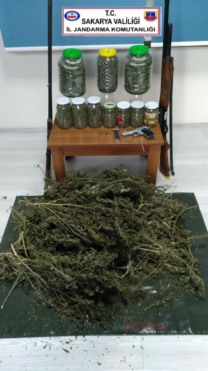 Eve baskın yapan jandarma 5 kilo esrar buldu