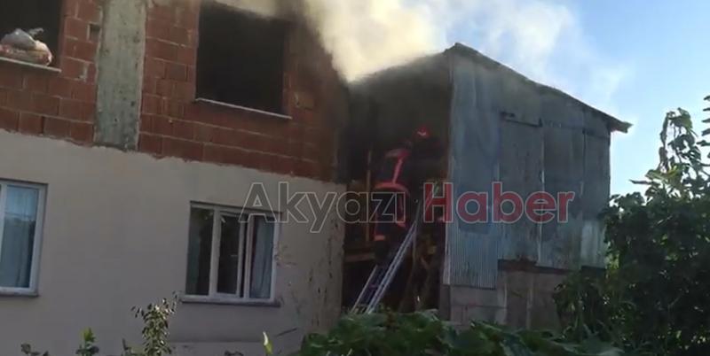 Eve Bitişik Samanlıkta Yangın Çıktı