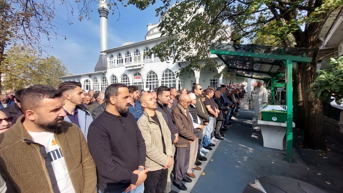 Evinde Ölü Bulunan Ahmet Onat Defnedildi