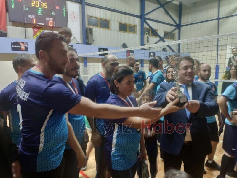 EYYUP GENÇ FEN LİSESİ ÖĞRETMEN VOLEYBOL TAKIMI İL İKİNCİSİ OLDU