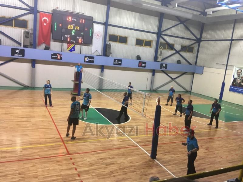 EYYUP GENÇ FEN LİSESİ ÖĞRETMEN VOLEYBOL TAKIMI İL İKİNCİSİ OLDU