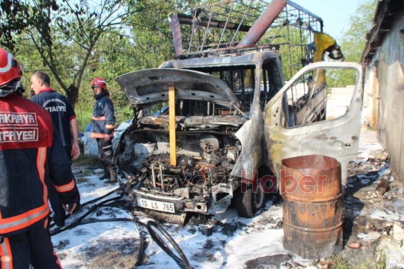 Fabrika Yanında bulunan Kamyonet Alev Alev Yandı