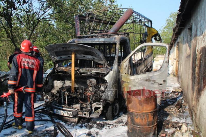 Fabrika Yanında bulunan Kamyonet Alev Alev Yandı