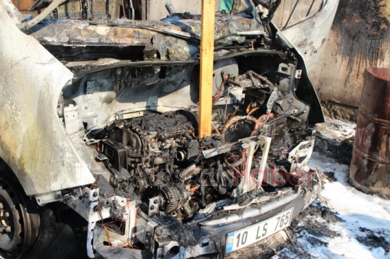 Fabrika Yanında bulunan Kamyonet Alev Alev Yandı