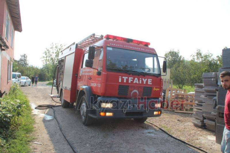 Fabrika Yanında bulunan Kamyonet Alev Alev Yandı