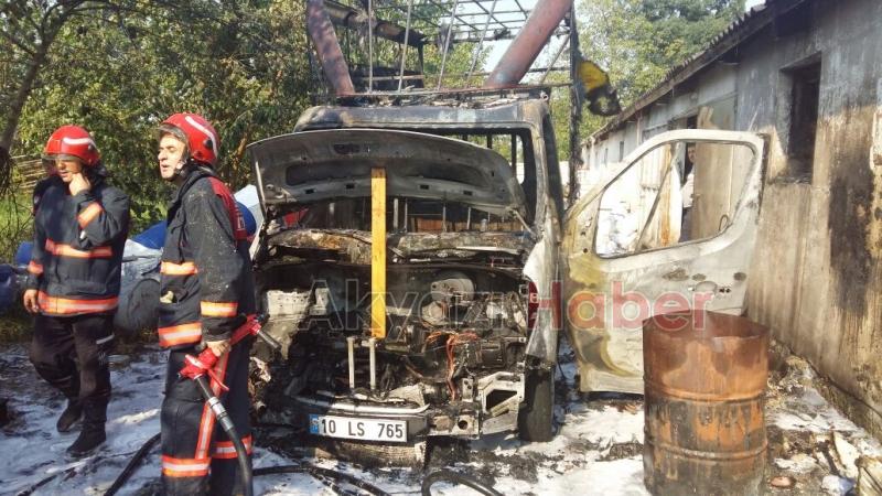 Fabrika Yanında bulunan Kamyonet Alev Alev Yandı